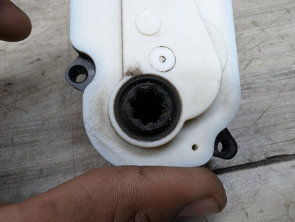 2011 - 2016 BMW 528i F10 Front Bumper Radiator Air Flap Shutter Motor Actuator 7193168 N20B20O0