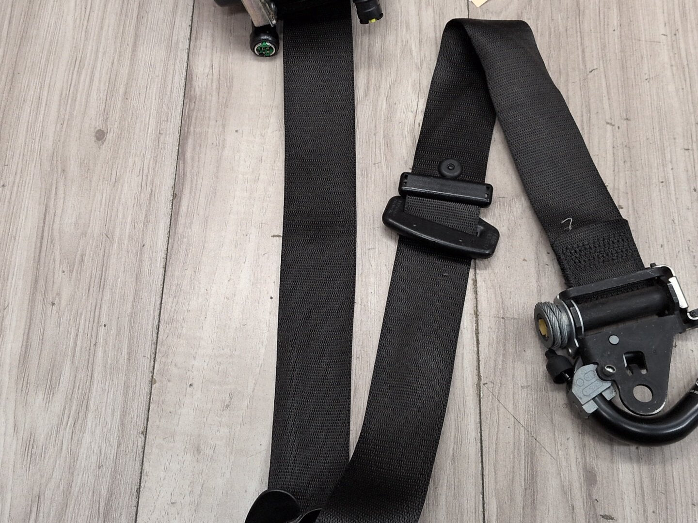OEM BMW F15 F16 F85 X5 X6 Front Left Driver Seat Belt Seatbelt Retractor Black