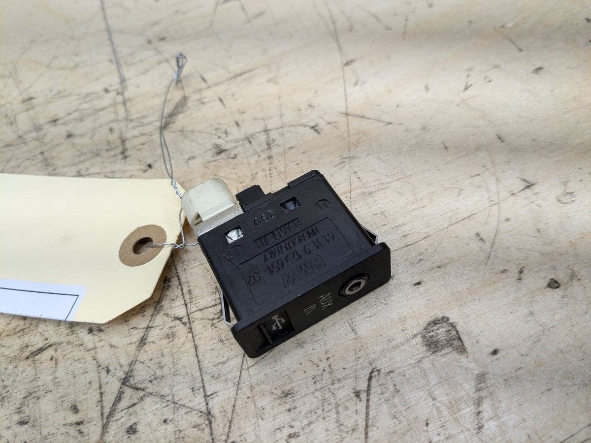 OEM BMW E60 E70 E82 E90 E92 F02 F10 F25 AUX Port USB Plug Input Jack Connector