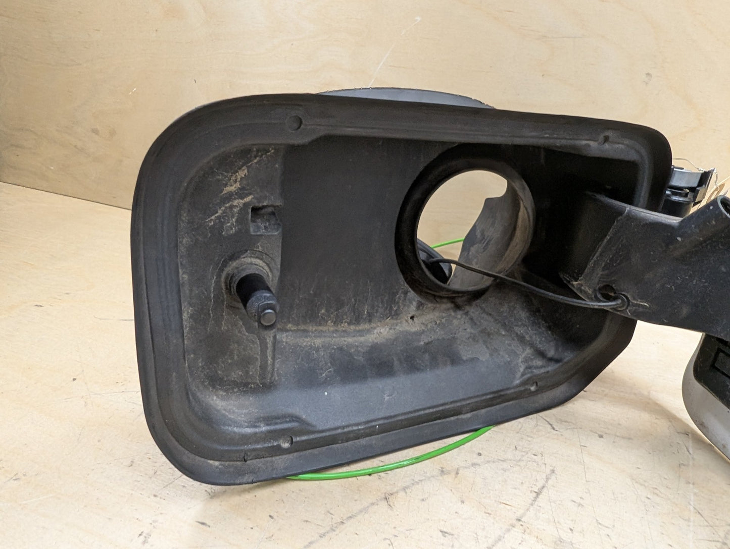 2016-2022 BMW 750i G12 Gas Cover Assembly 7358677