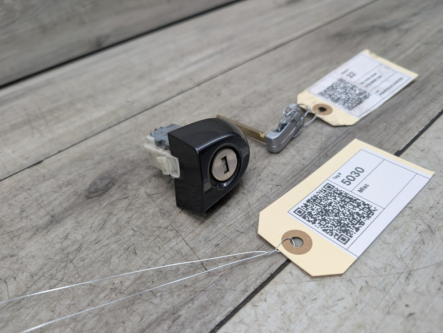 2014 - 2019 BMW 340 F34 Front Left Driver Key Lock Mechanism w/ Key 7162437 B58B30M0