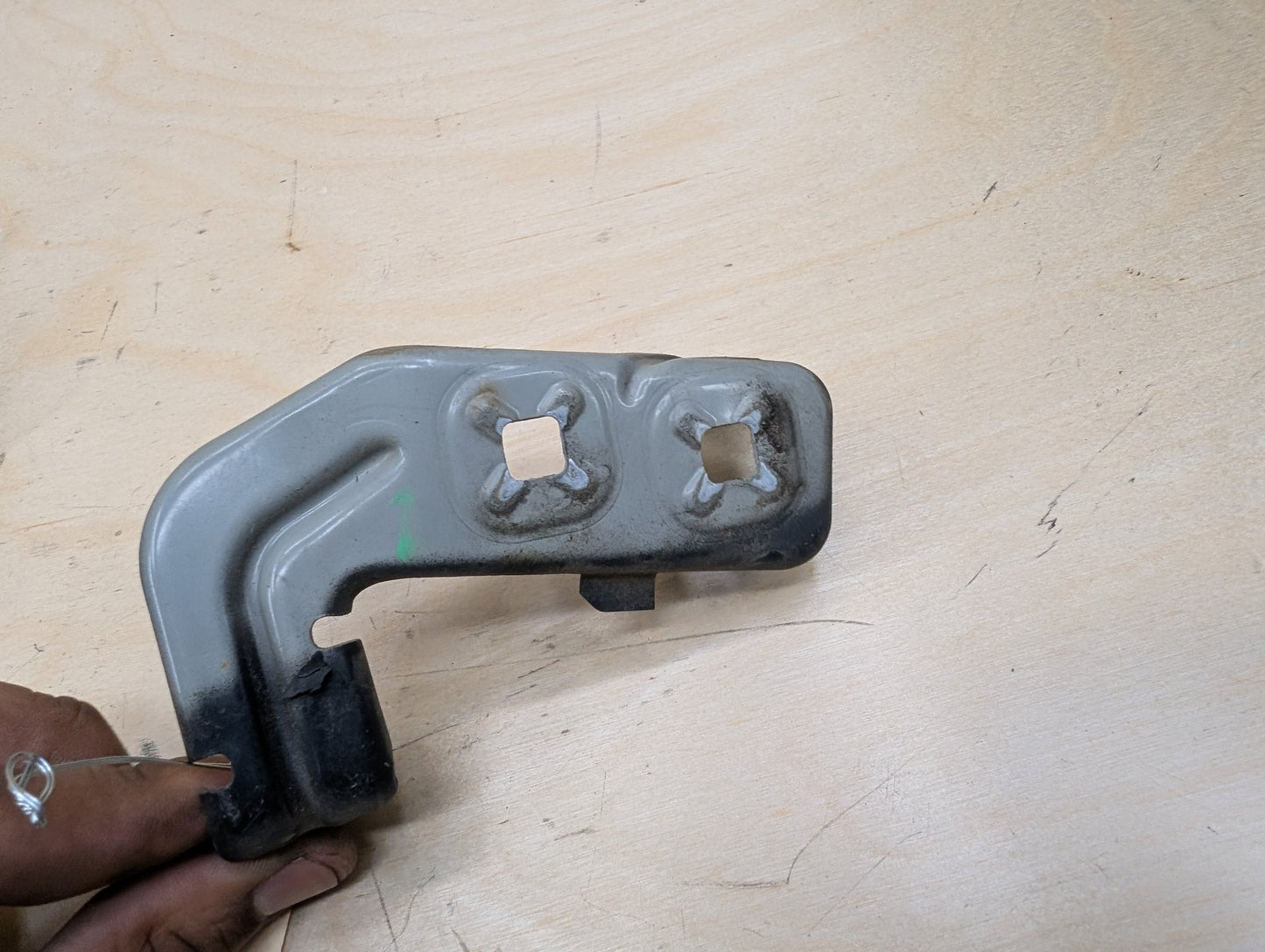 15-20 OEM BMW F80 F82 F83 M3 M4 Left Driver Fender Bracket Mount Carrier SET