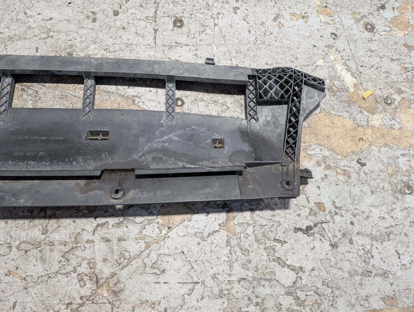 2009-2017 Audi Q5 8R Front Middle Center Bumper Cover Grille 8R0807233C