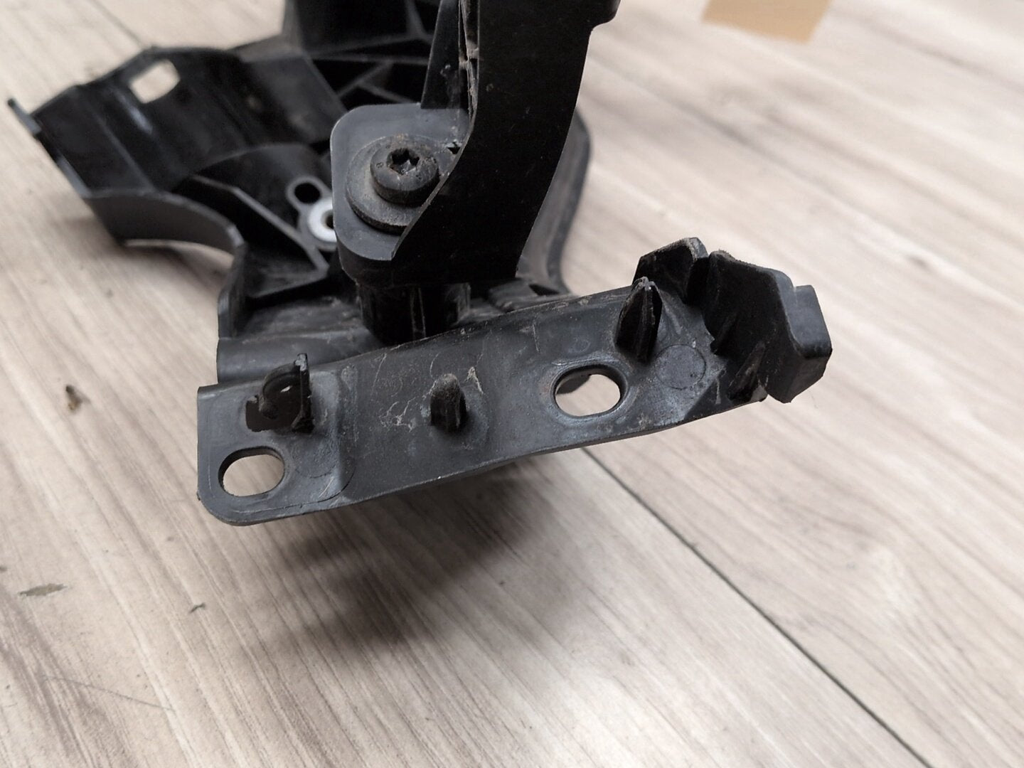 2013 - 2017 Audi S5 8T Right Passenger Headlight Bracket 8T0805608D CTUB