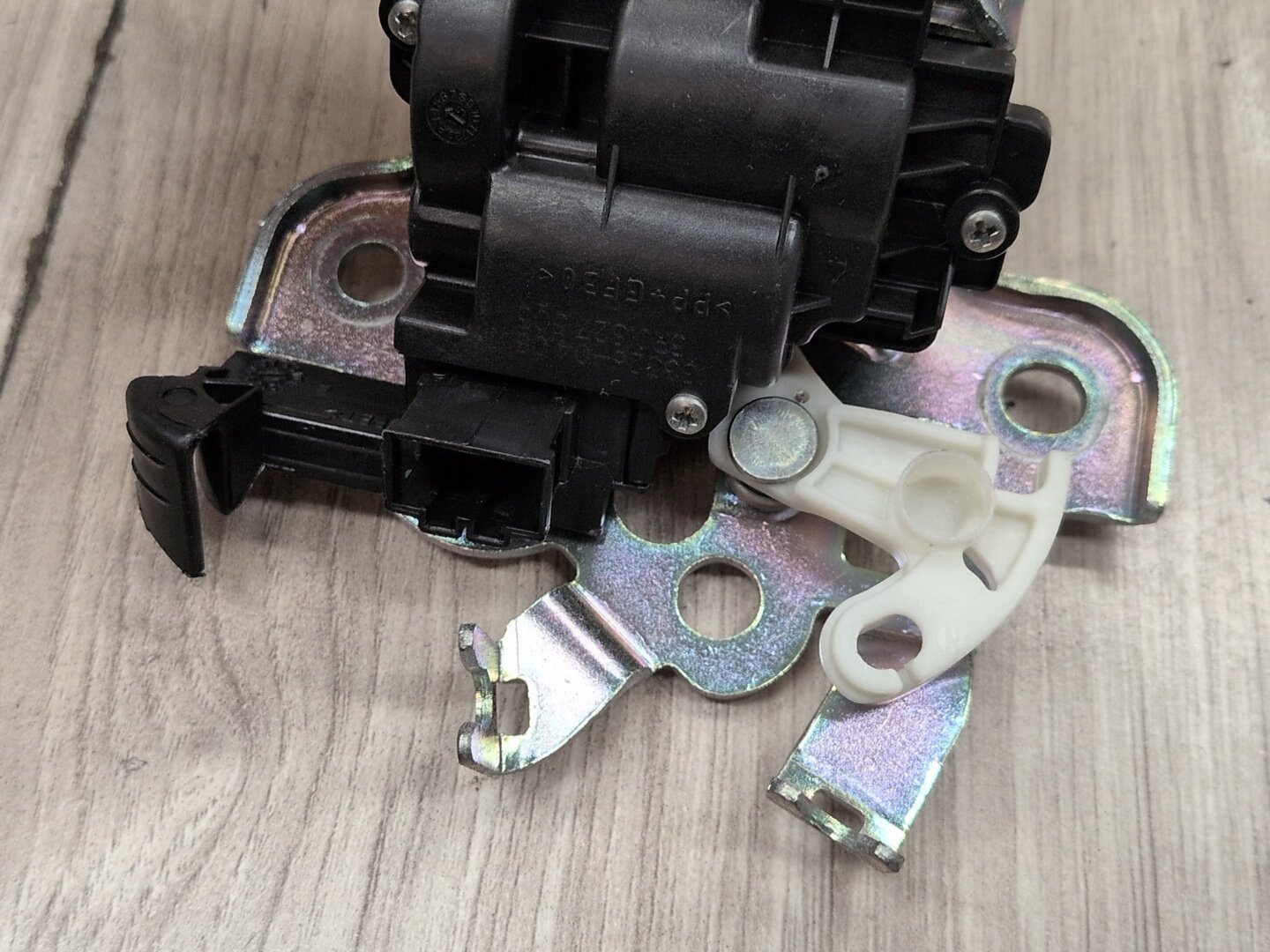 2015-2018 Audi Q3 8U Liftgate Trunk Lid Liftgate Lock Latch Actuator 8R0827505
