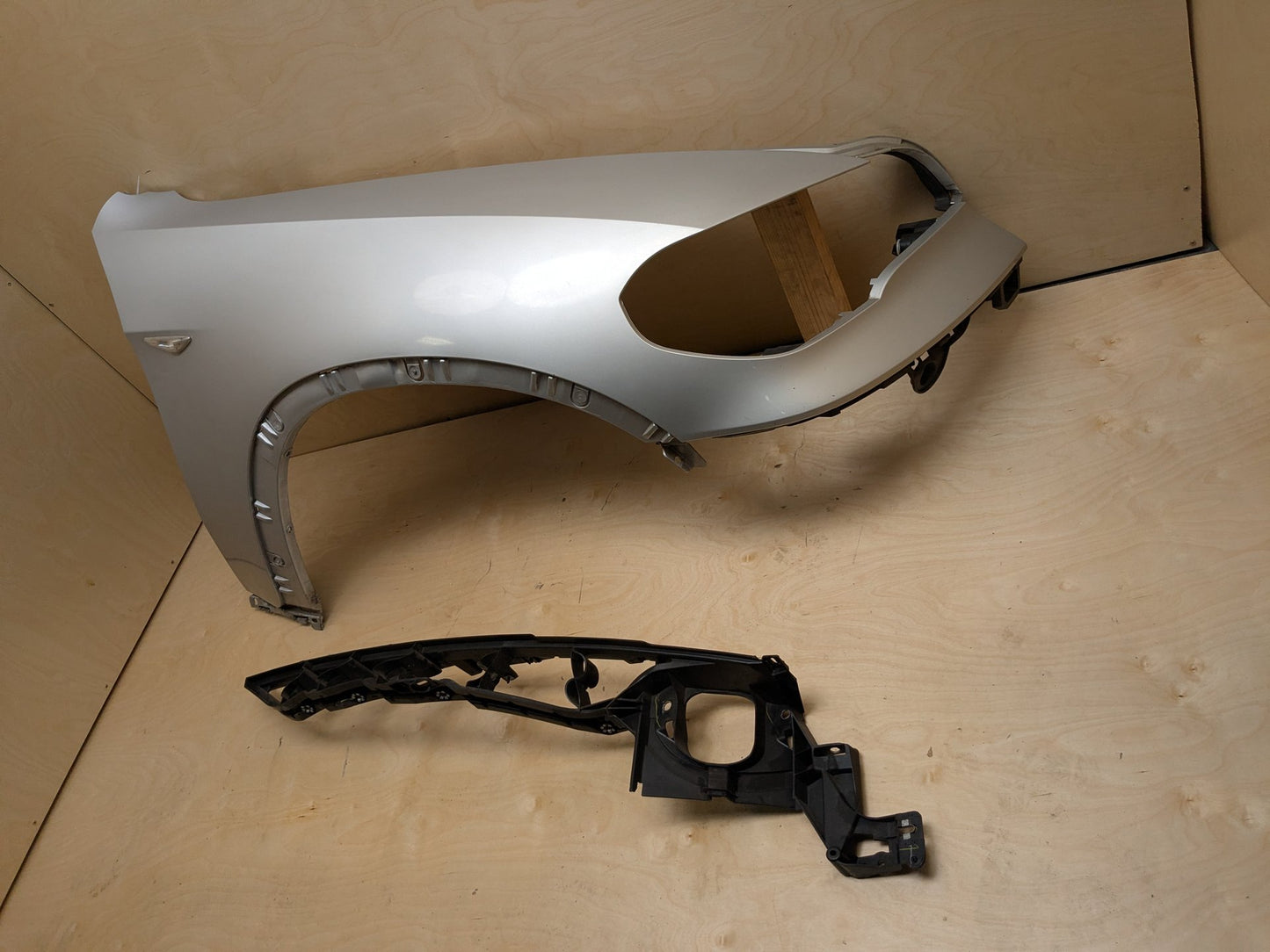 11-13 BMW X5 E70 Front Right Passenger Fender Panel w/ bracket Silver 354