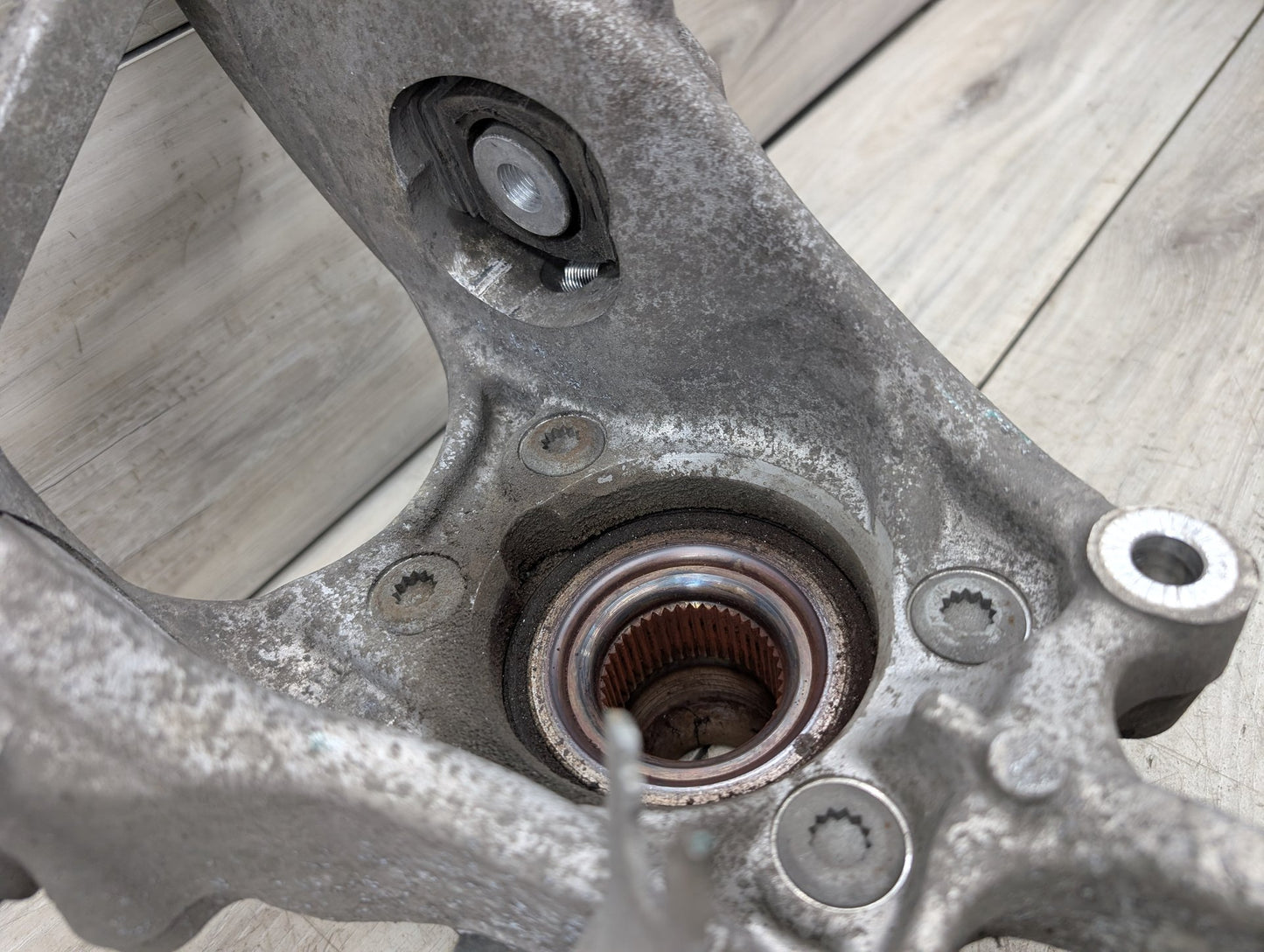 2009 - 2017 Audi Q5 8R Rear Right Passenger Spindle Knuckle w/ Bearing 8R0505432F EA888
