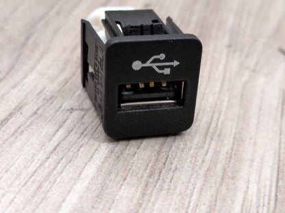 2016-2019 BMW 740Li G12 AUX/ USB Charger Port Socket 9229294 OEM