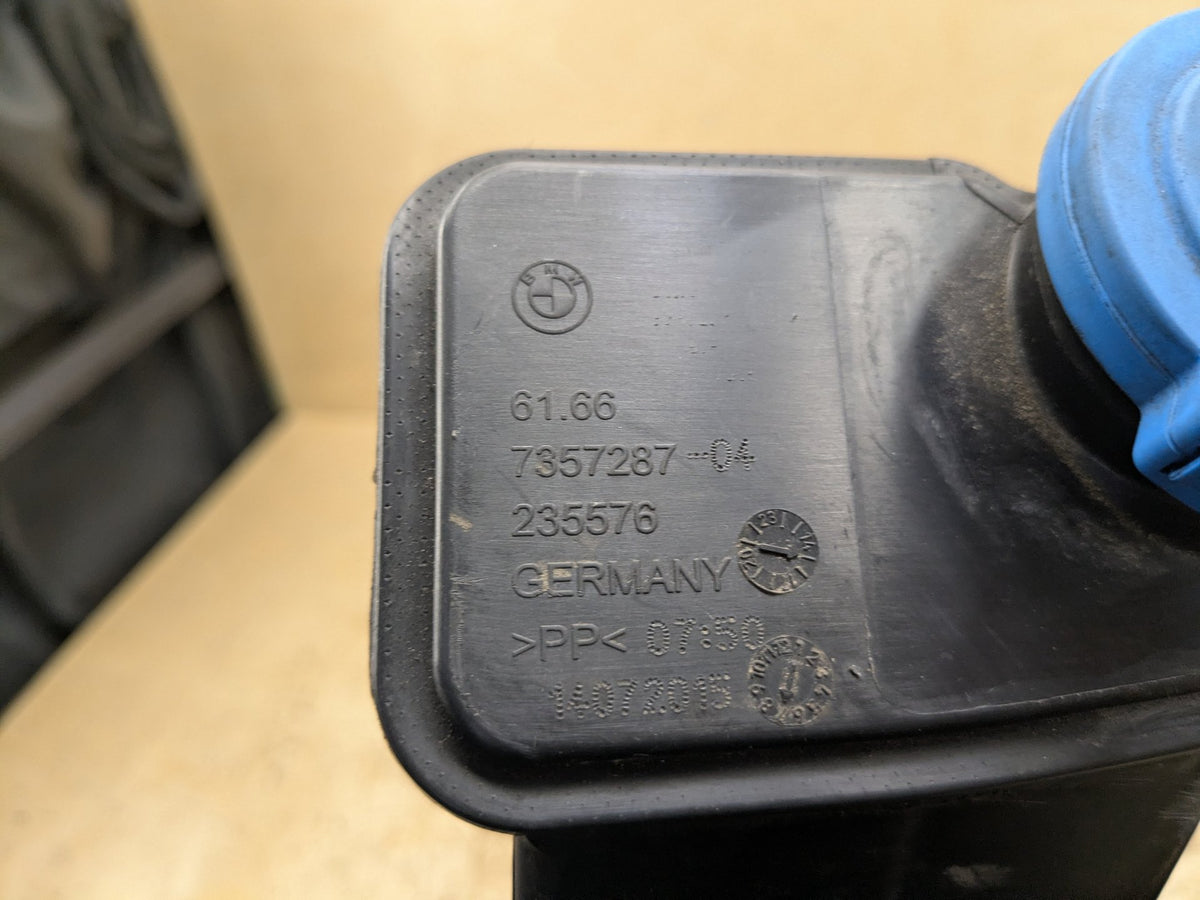 OEM BMW G12 G30 540 M550 750 M760 Windshield Wiper Washer Reservoir Tank Pump