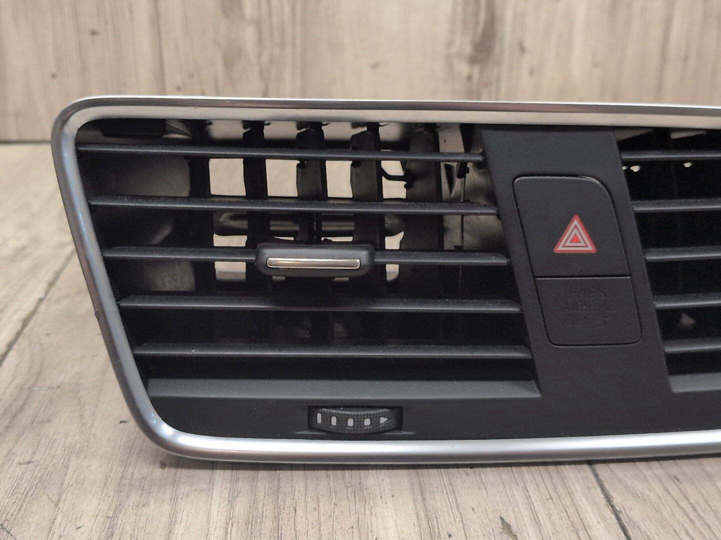 2015-2018 Audi Q3 8U Dashboard Dash Board Middle Center Air Vent 8U1820951C