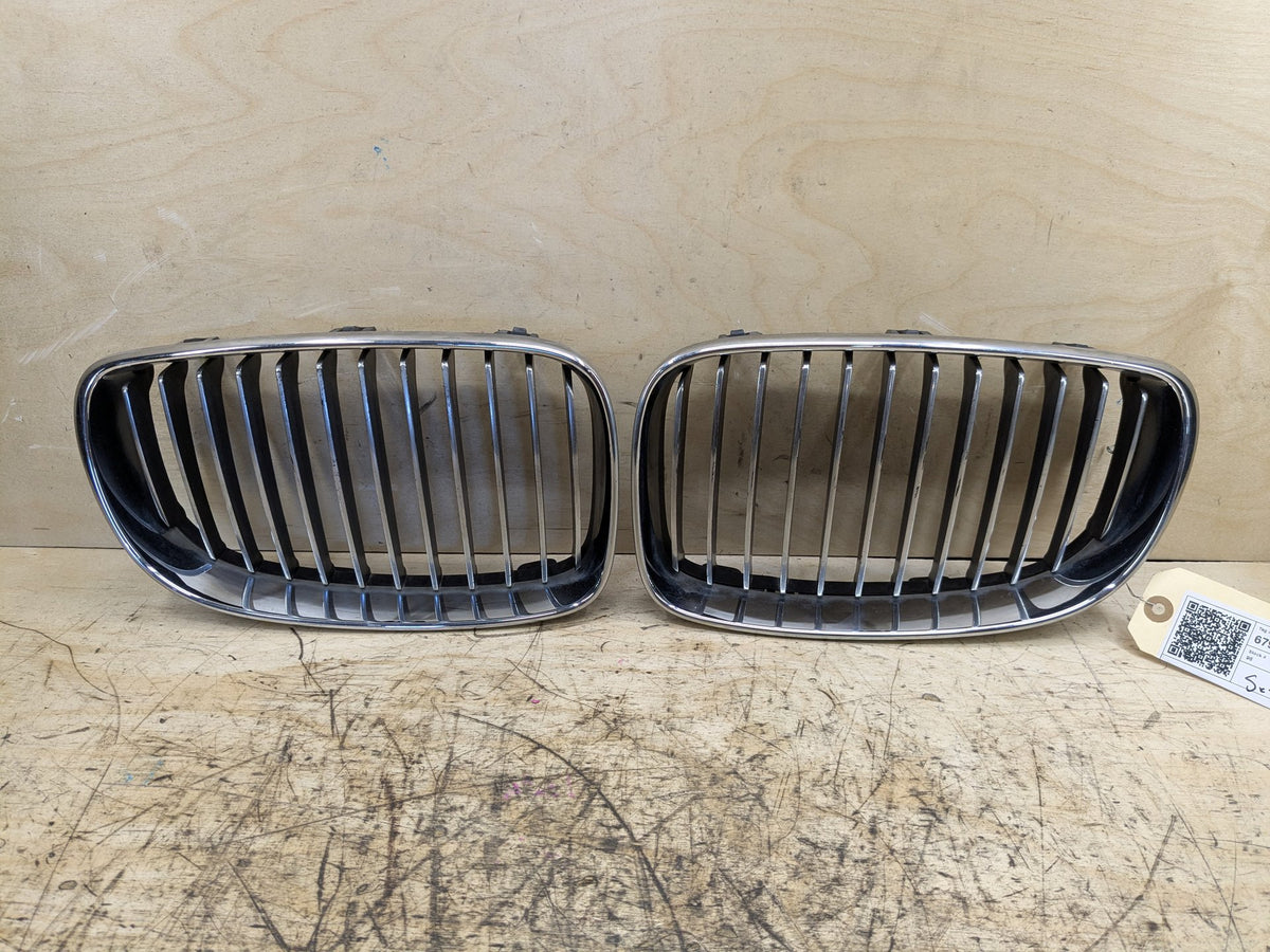 2008-2013 BMW 135i E88 Front Upper Bumper Cover Kidney Grilles SET 7179655 OEM