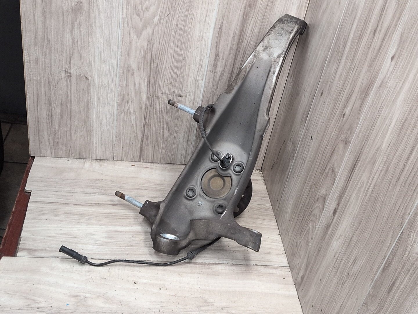 2012-2018 BMW M6 F06 Front Left Driver Spindle Knuckle w/ Bearing 2284053