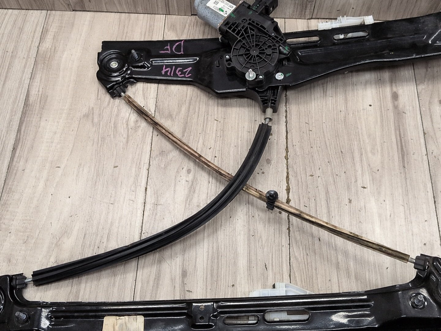 2011 - 2017 BMW X3 F25 Front Left Driver Door Window Glass Regulator w/ Motor 7258533 N20B20O0