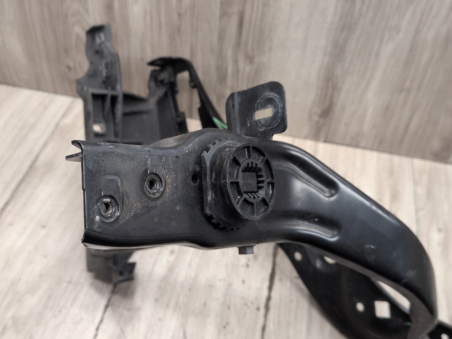 2009-2012 Mercedes-Benz E550 W212 Left Driver Headlight Bracket PP212620021 OEM