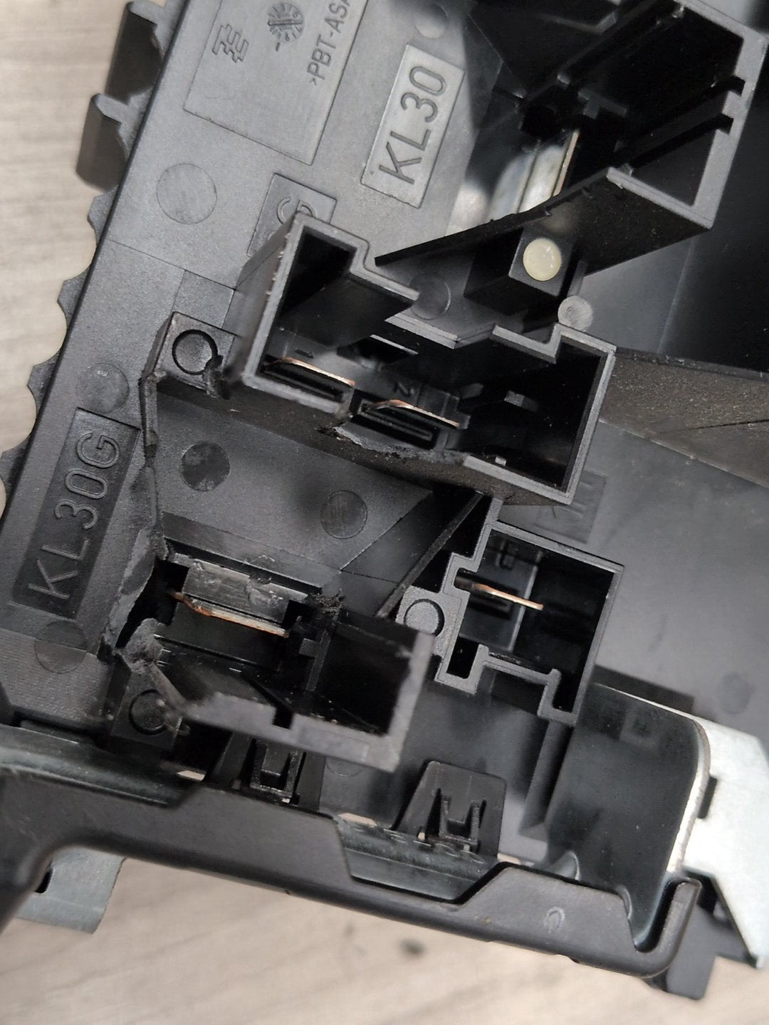2009-2012 Mercedes-Benz E550 W212 Front Fuse Relay Box Assembly