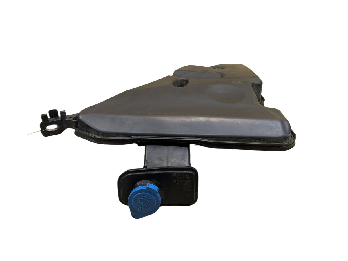 OEM BMW G12 G30 540 M550 750 M760 Windshield Wiper Washer Reservoir Tank Pump