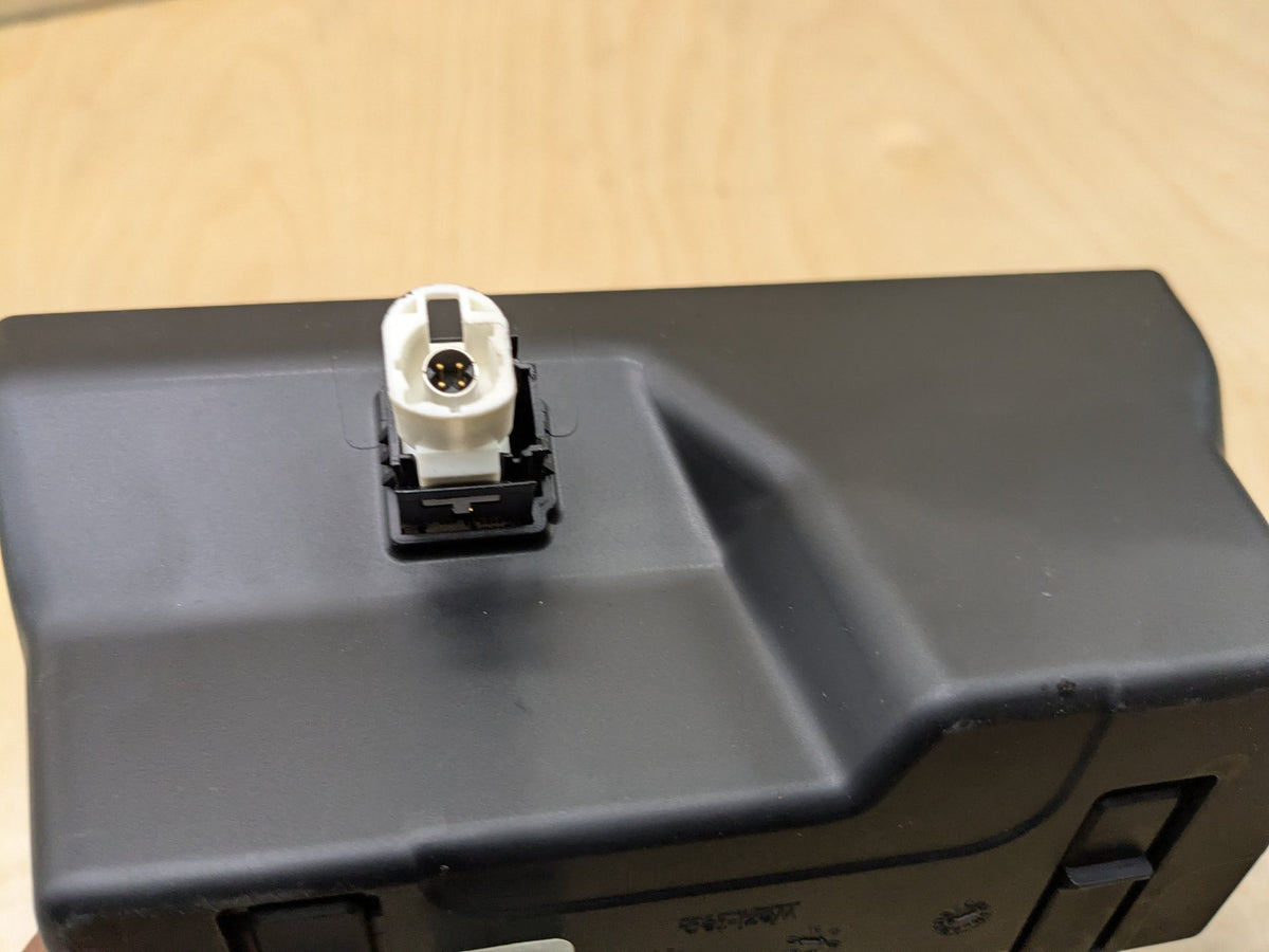 16-19 OEM BMW G11 G12 740 750 M760 Center Console Cup Holder USB Charging Port
