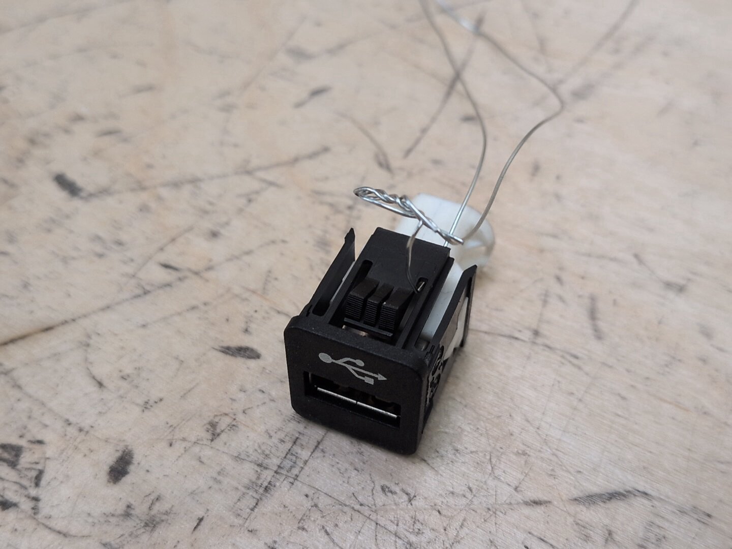 2016-2022 BMW 750i G12 AUX/ USB Charger Port Socket 9299294