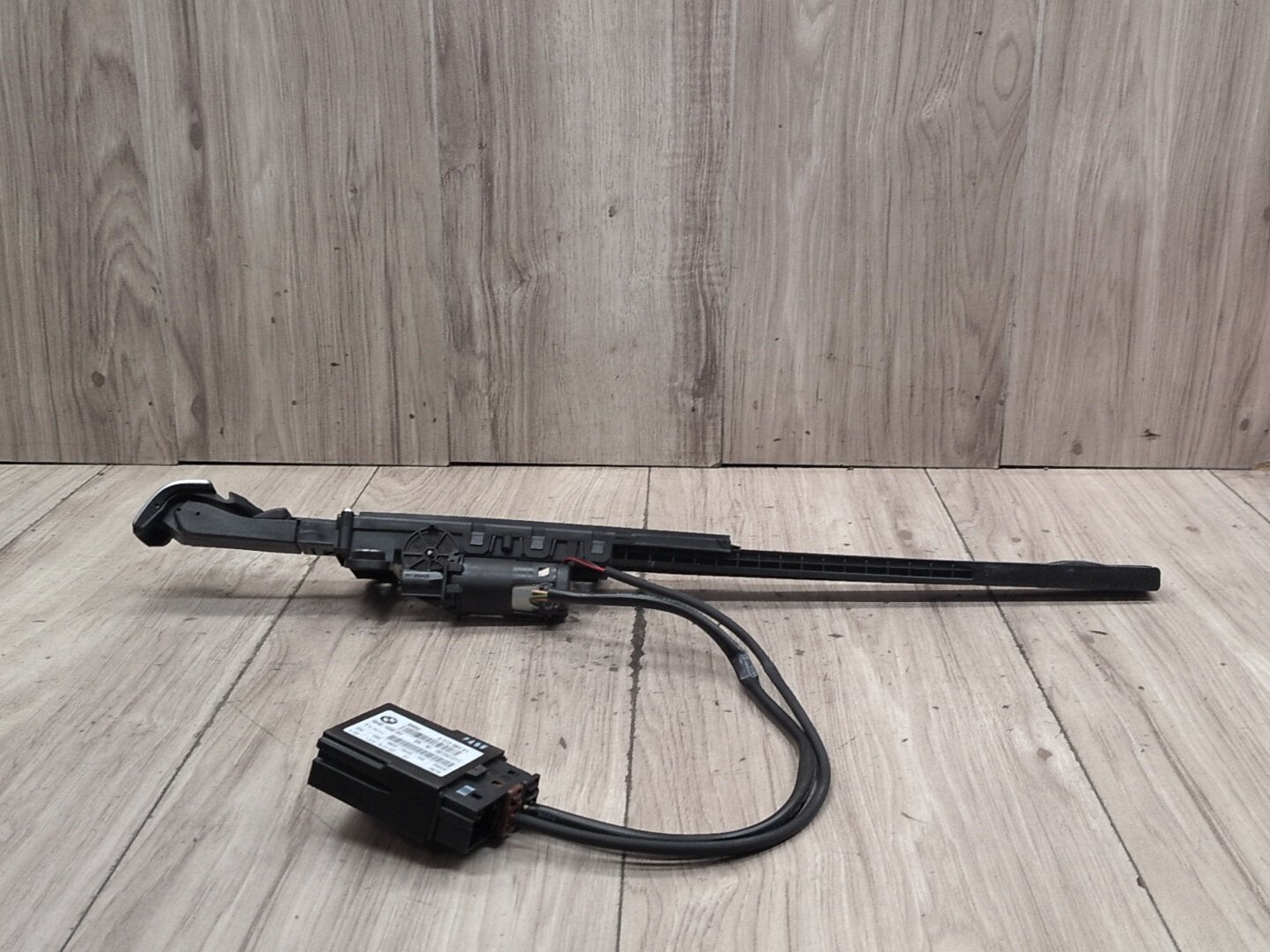 2014-2020 BMW 435i F32 Right Passenger Rear Seat Belt Retractor Extender Arm 9273584