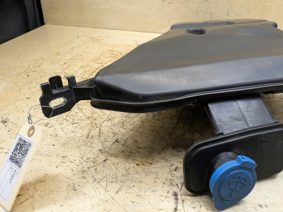 OEM BMW G12 G30 540 M550 750 M760 Windshield Wiper Washer Reservoir Tank Pump