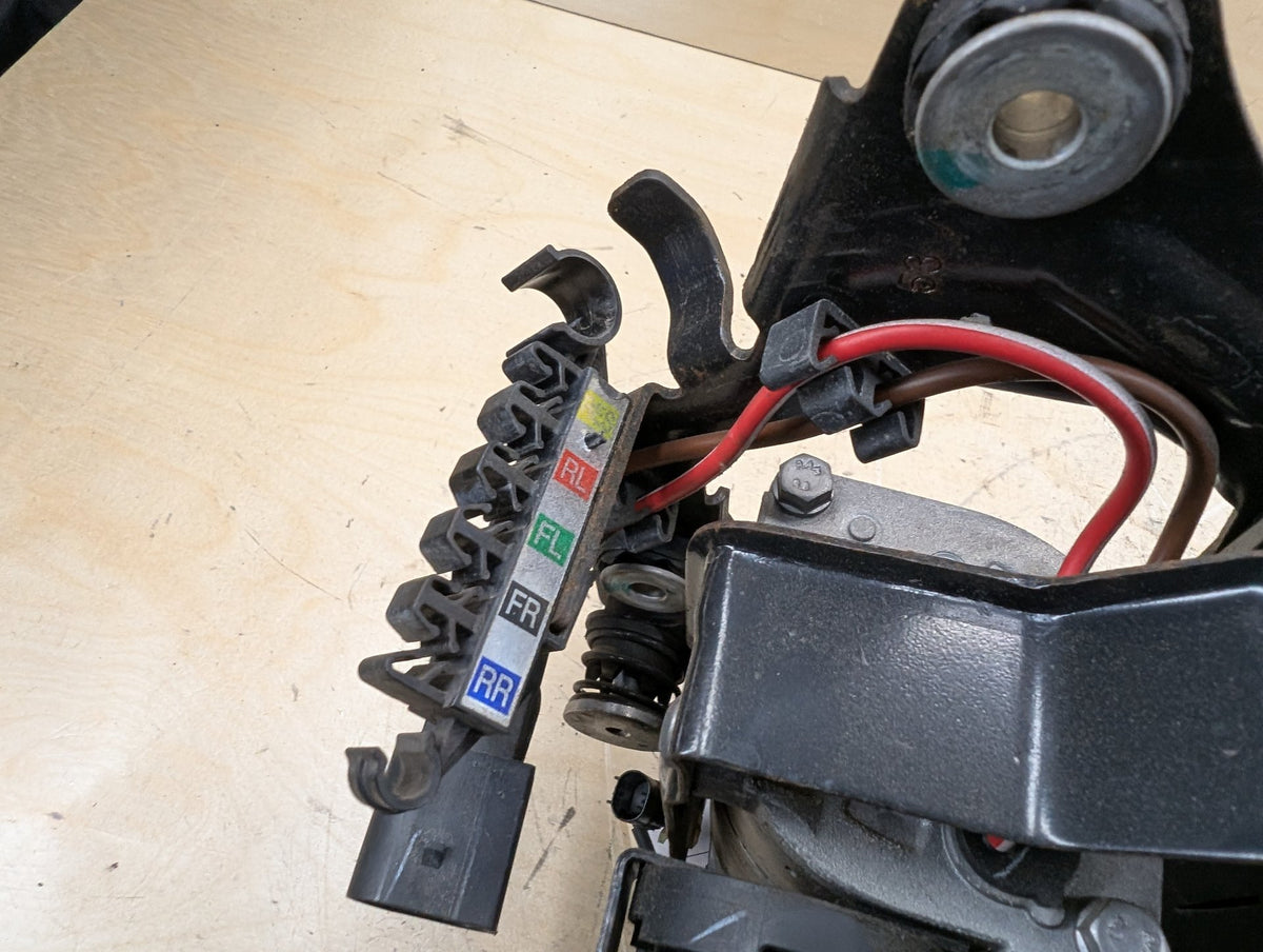 16-22 OEM BMW G11 G12 740 750 M760 Air Suspension Compressor Pump Module Motor