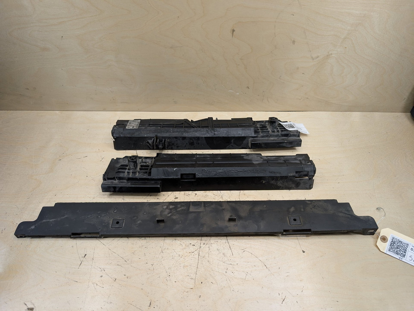 2012-2018 BMW 320i F30 Cooling Radiator Brackets SET 7600537