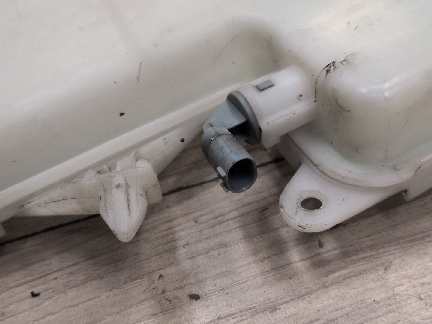 2011 BMW 328i E90 Windshield Reservoir Tank Assembly 7238669