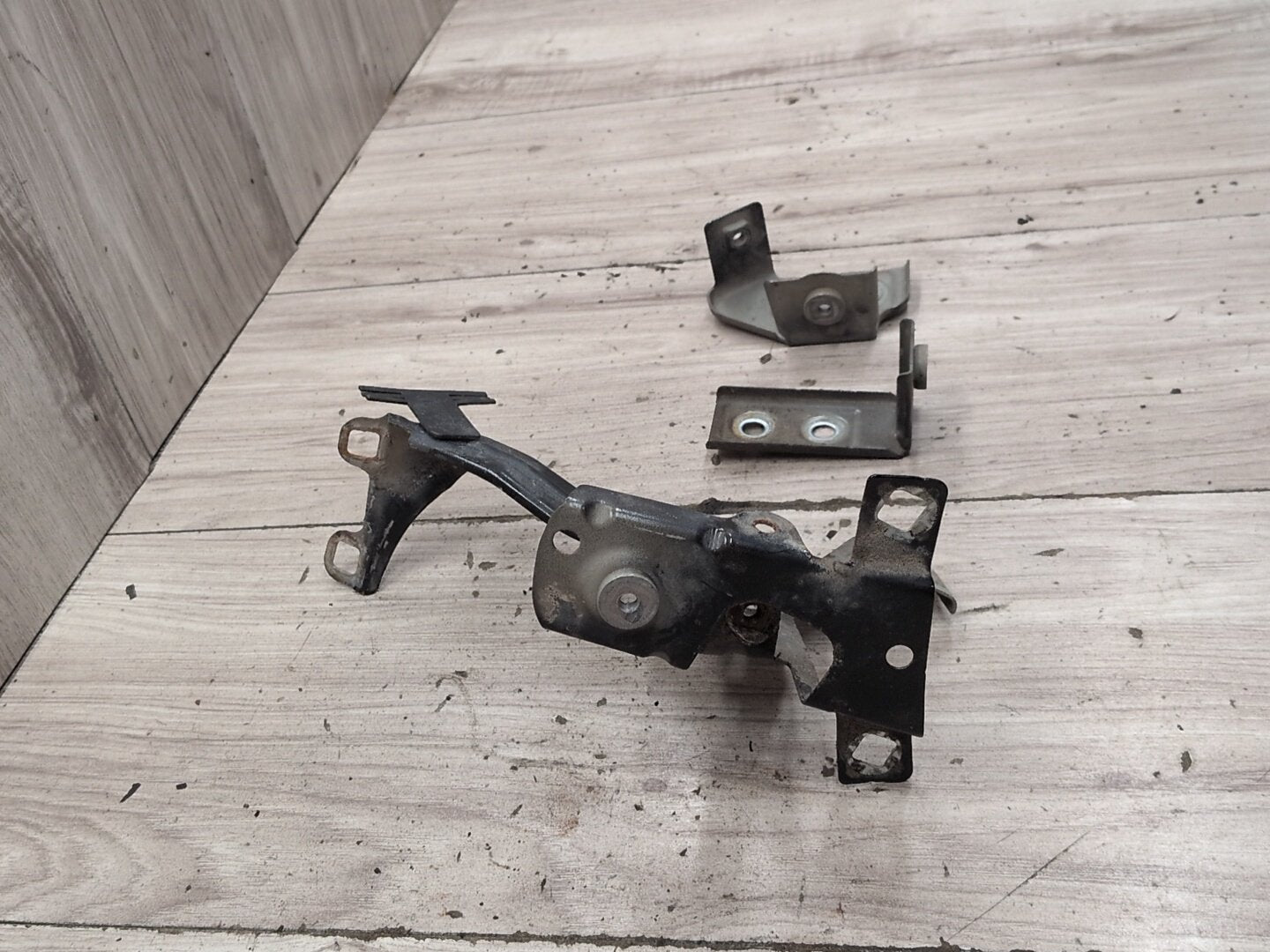 2016-2022 BMW 750i G12 Front Right Passenger Fender Brackets SET 7413402 OEM