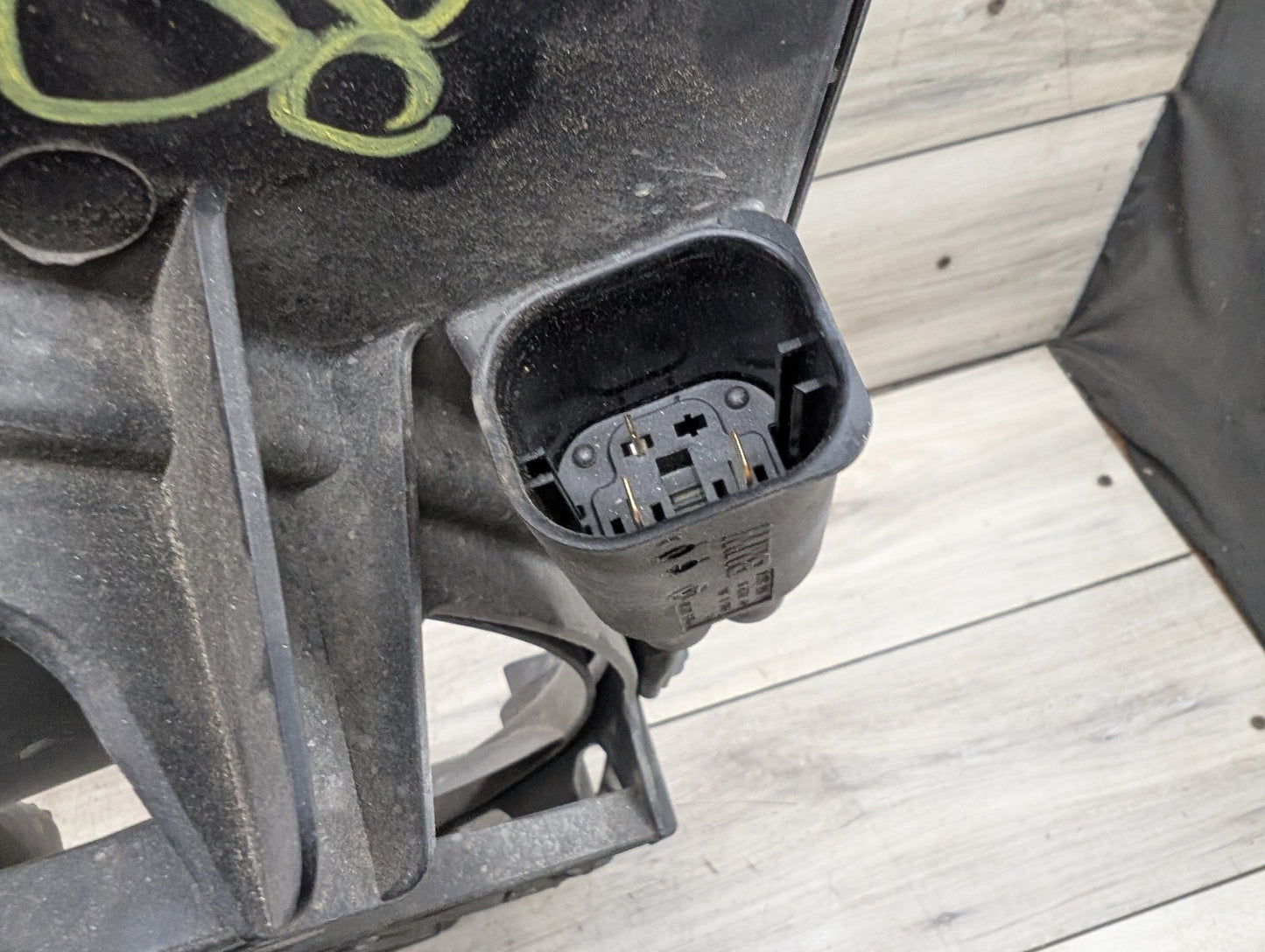 2012 - 2014 BMW X3 F25 Radiator Fan Shroud Housing w/ Motor 7560877 N55B30M0