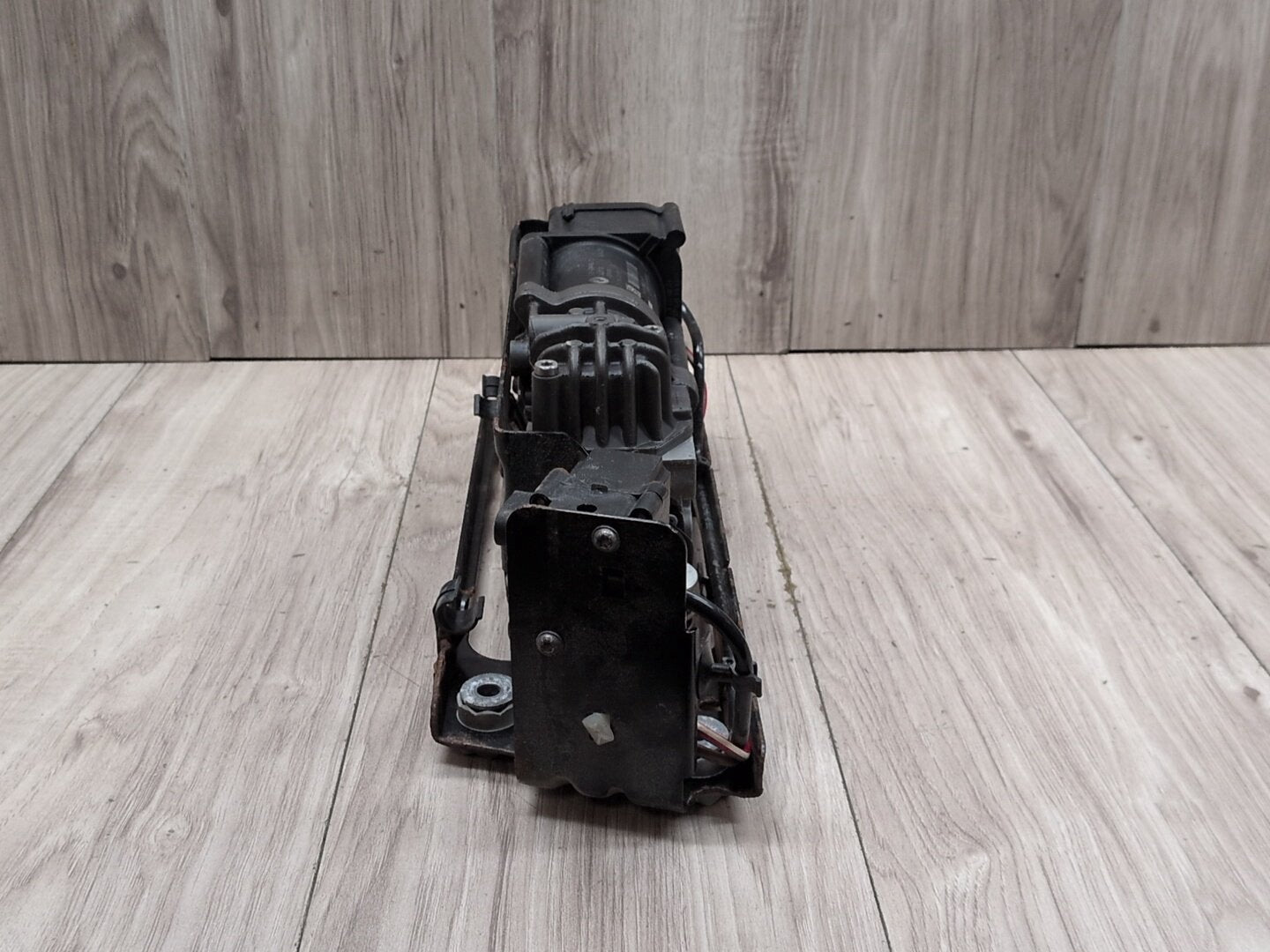 09-15 OEM BMW F01 F02 740 750 760 B7 Rear Air Suspension Compressor Pump Motor