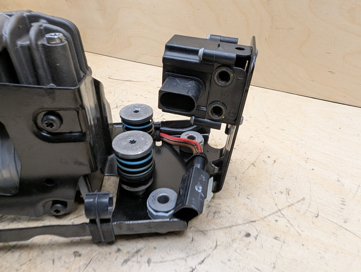 2010-2017 BMW 535i GT xDrive F07 Air Suspension Compressor Pump 6875176 OEM