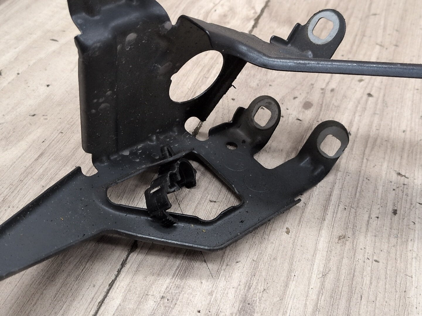 2012-2018 BMW M6 F06 Front Right Passenger Fender Brackets SET 7230584