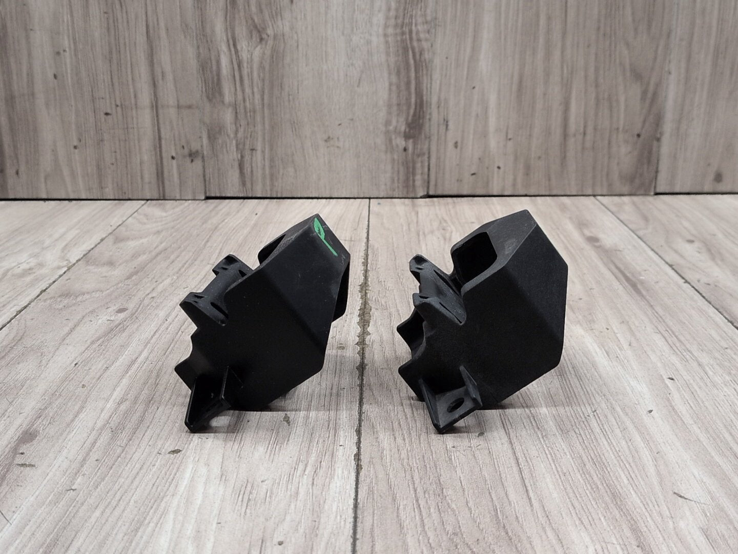 2011 BMW 328i E90 Radiator Lower Mounting Brackets SET 7591647
