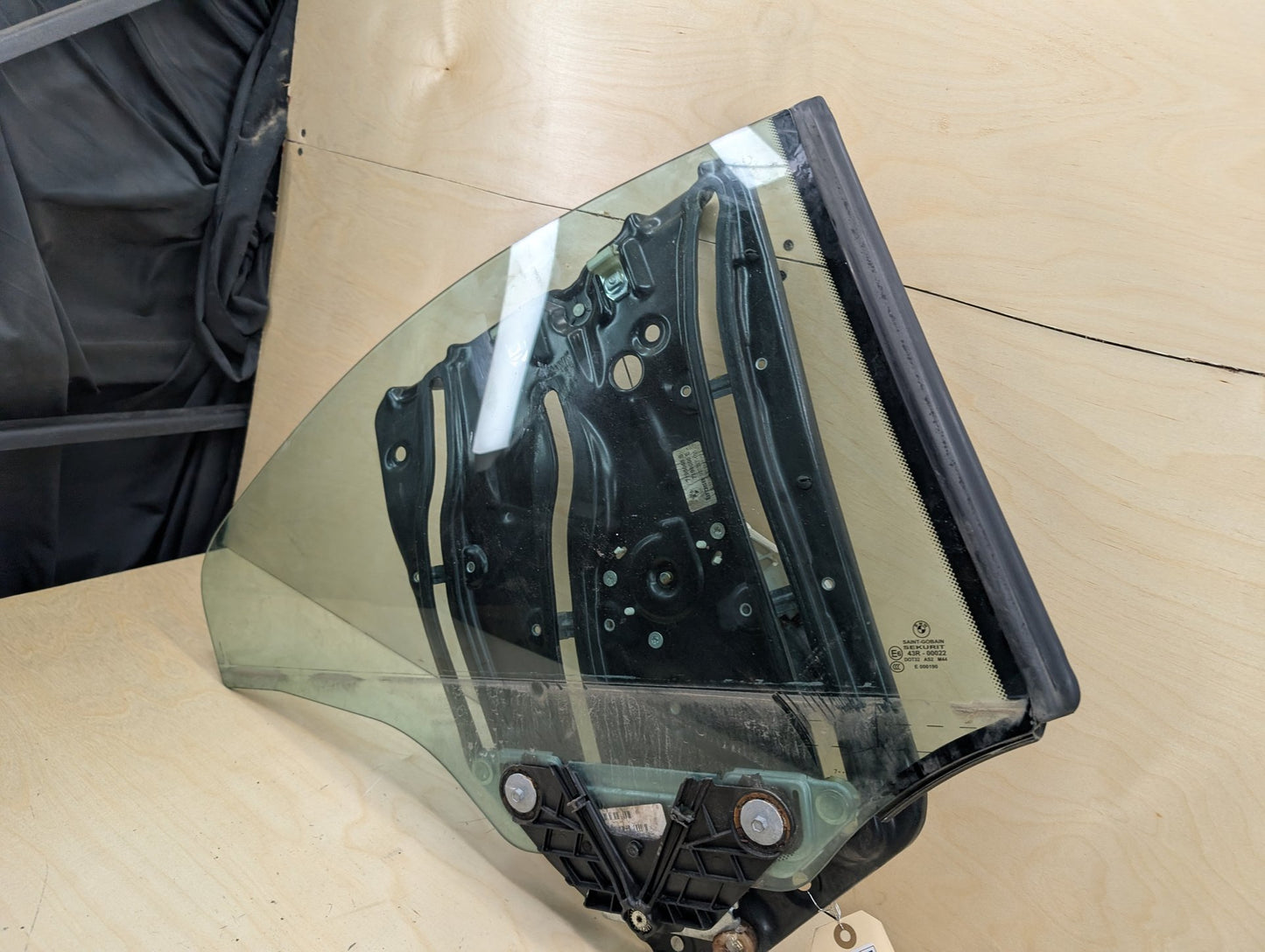 2007-2013 BMW 335i E93 Rear Right Passenger Door Window Glass w/ Motor Regulator 7198174