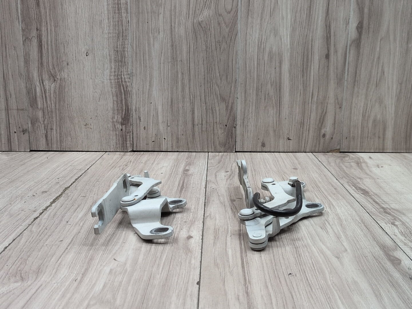 2011 BMW 328i E90 Hood Bonnet Hinges SET 7210677