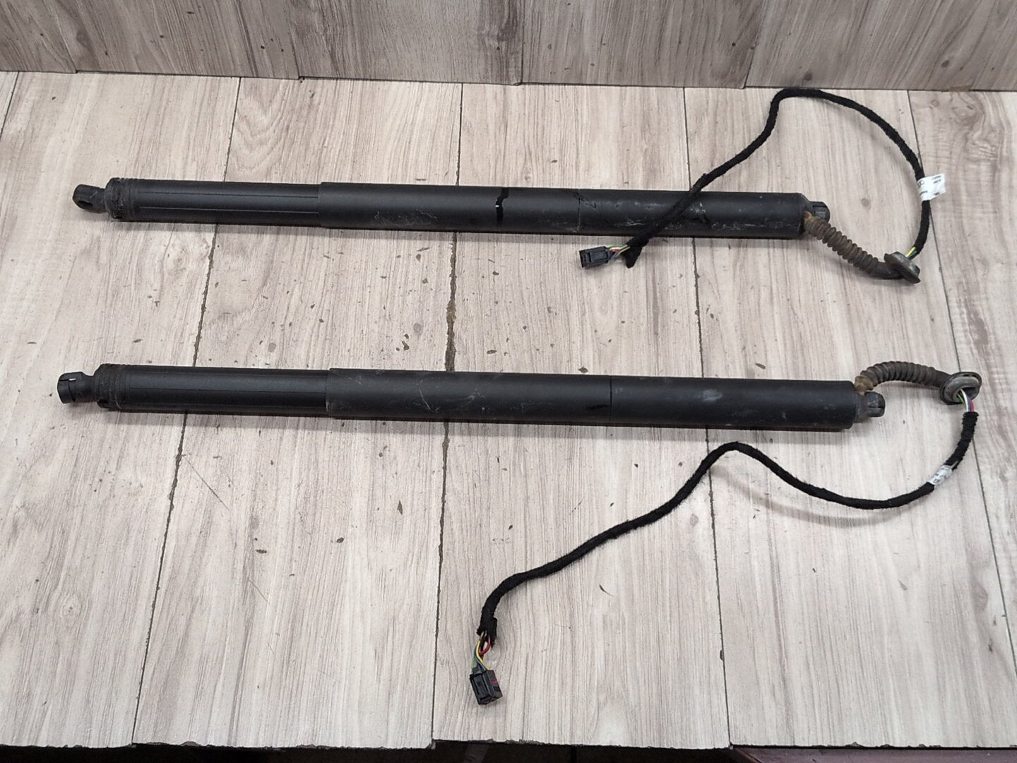 2015-2018 Audi Q3 8U Rear Left Right Liftgate Trunk Lid Strut Shock Supports SET 8U082785106S