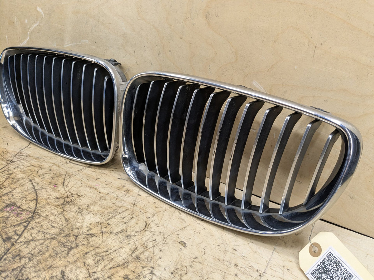 2008-2013 BMW 135i E88 Front Upper Bumper Cover Kidney Grilles SET 7179655 OEM