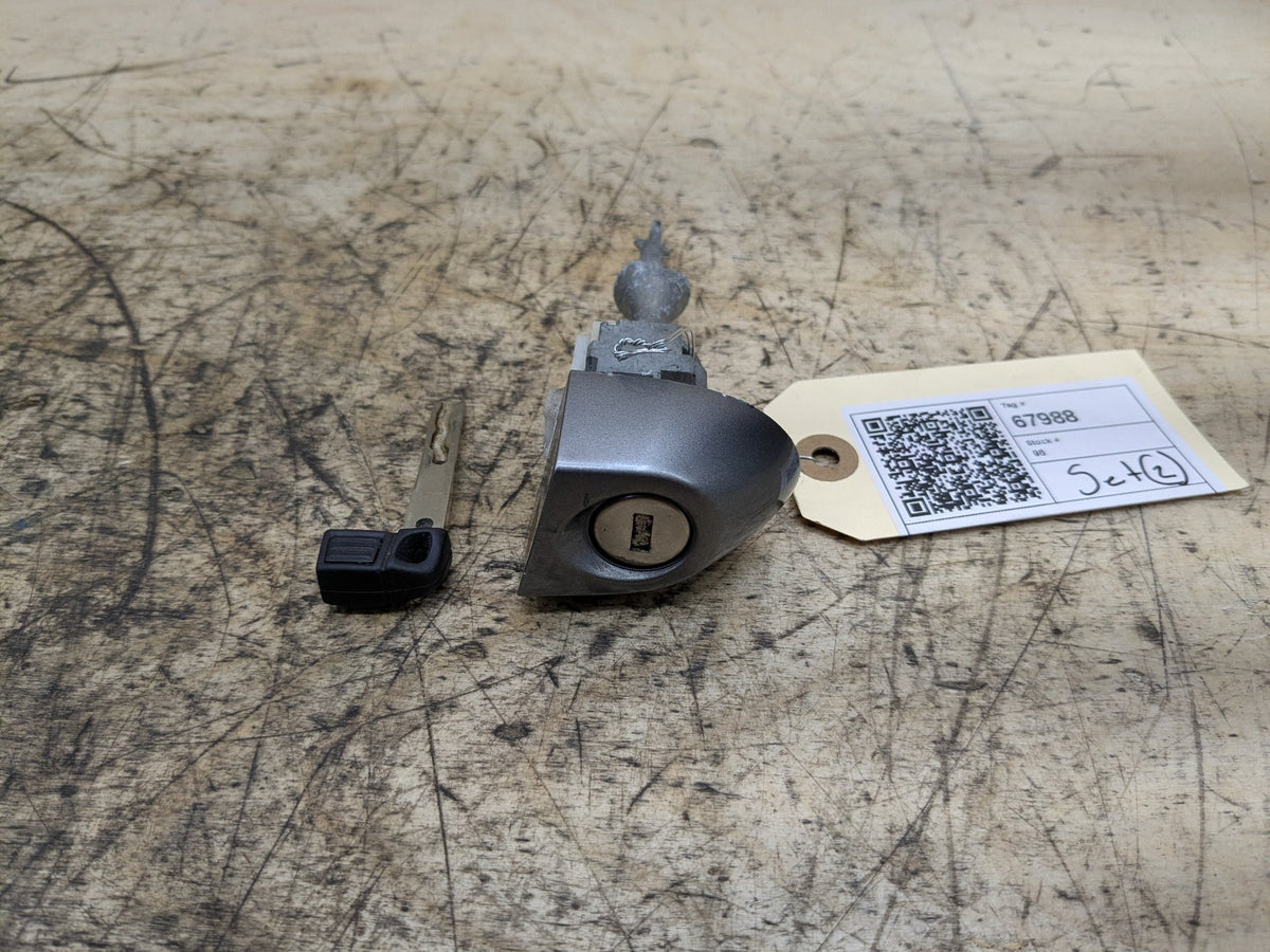 2008-2013 BMW 135i E88 Front Left Driver Key Lock Mechanism w/ Key 7161429 OEM