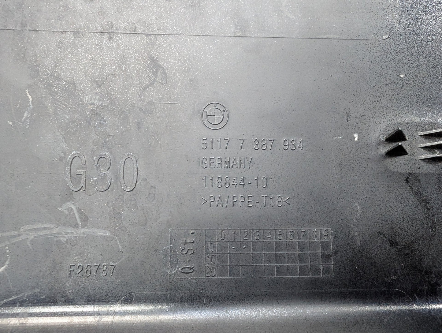 17-23 OEM BMW F90 G30 530 540 M550 M5 Fuel Gas Tank Flap Lid Cover