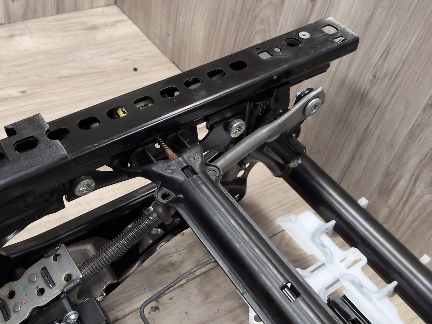 2019 - 2026 BMW X5 G05 Front Right Passenger Seat Lower Track Frame Assembly 7459218 N63B44M3