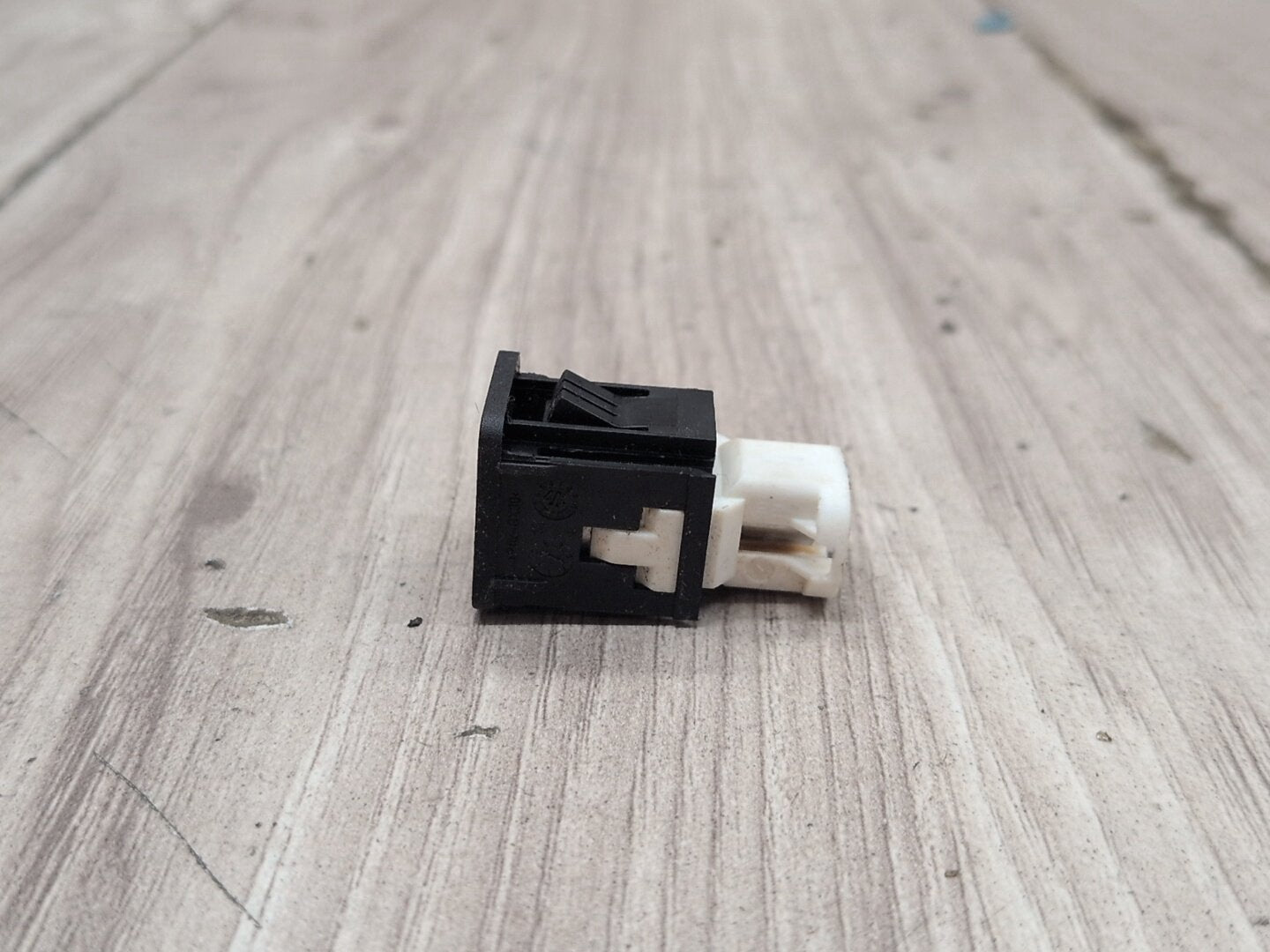 2016-2022 BMW 750i G12 AUX/ USB Charger Port Socket 9229294 OEM