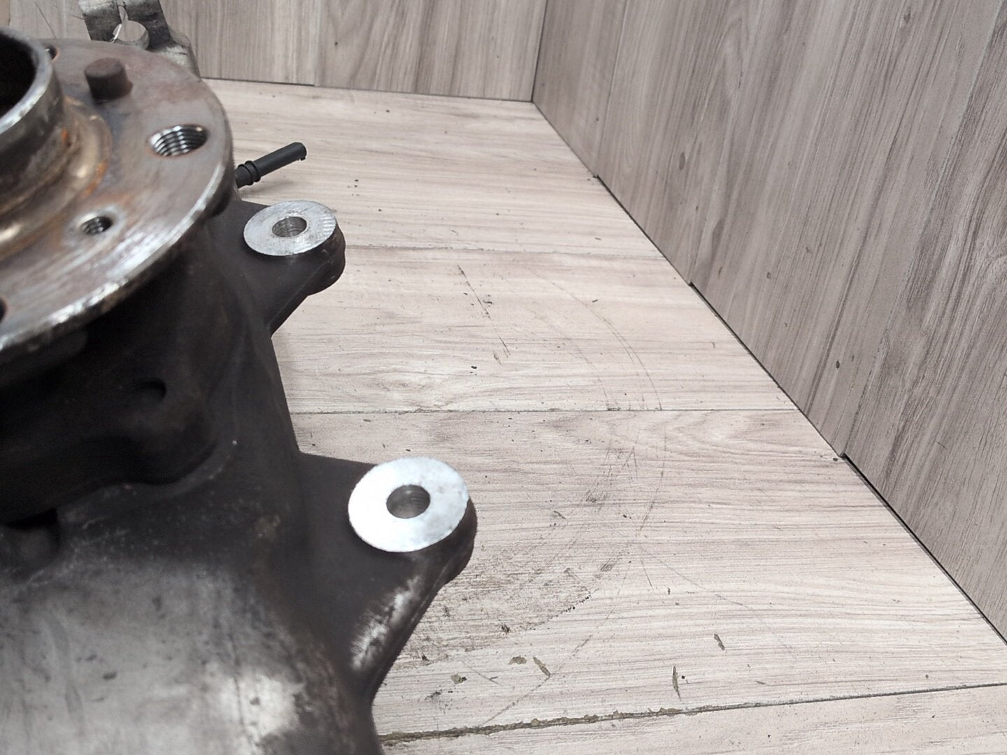 2014 - 2018 BMW X5 F85 Front Left Driver Spindle Knuckle w/ Bearing 6869869 S63B44T2