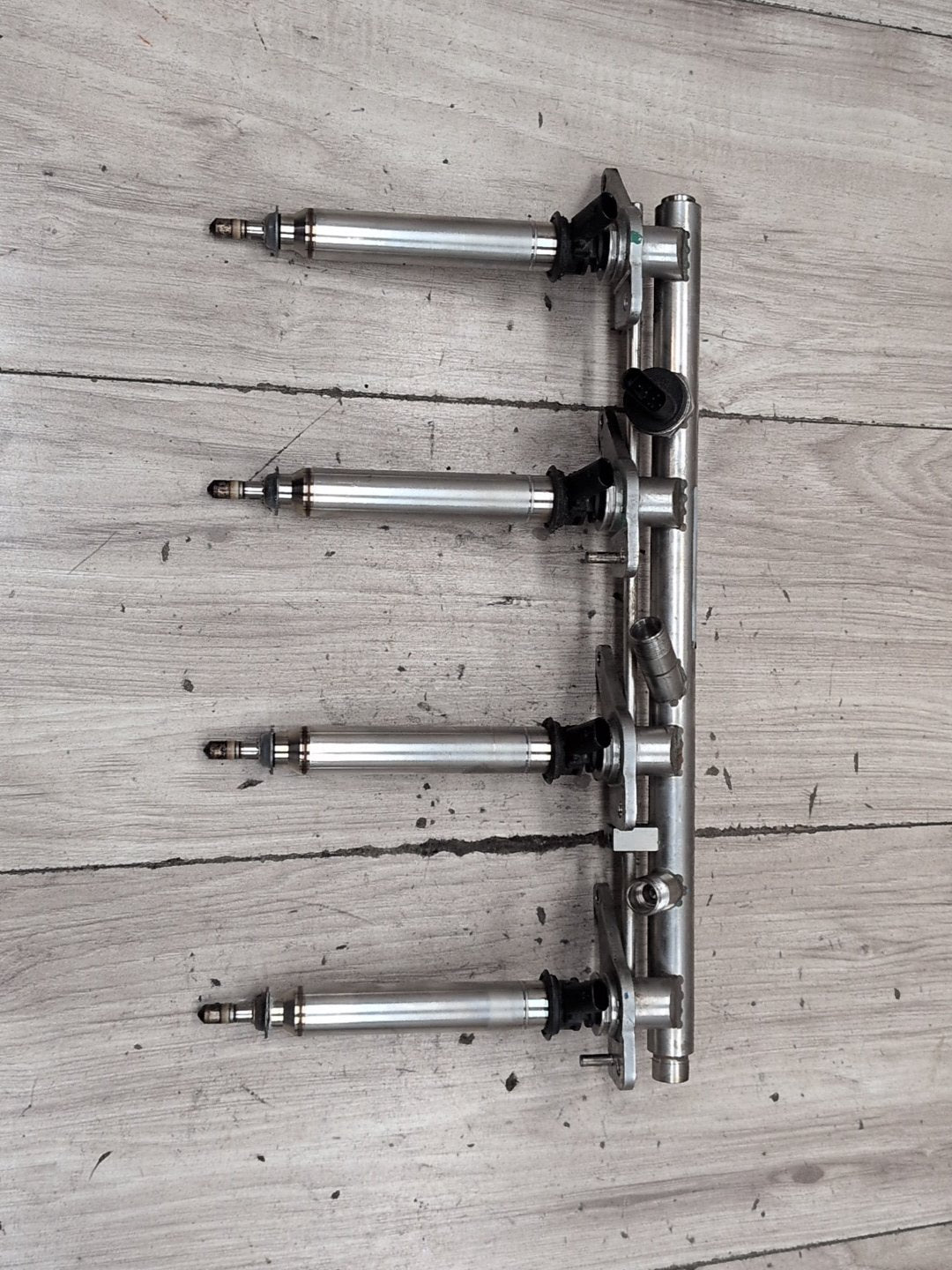 09-12 Mercedes-Benz W212 E550 M278 Engine Right Motor Fuel Injector Rail Line