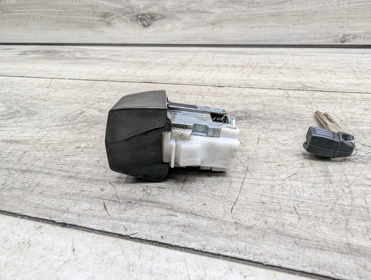 2008-2013 BMW 128i E82 Front Left Driver Key Lock Mechanism w/ Key 7161429 OEM