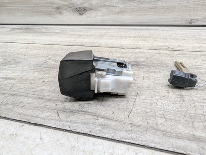 2008-2013 BMW 128i E82 Front Left Driver Key Lock Mechanism w/ Key 7161429 OEM