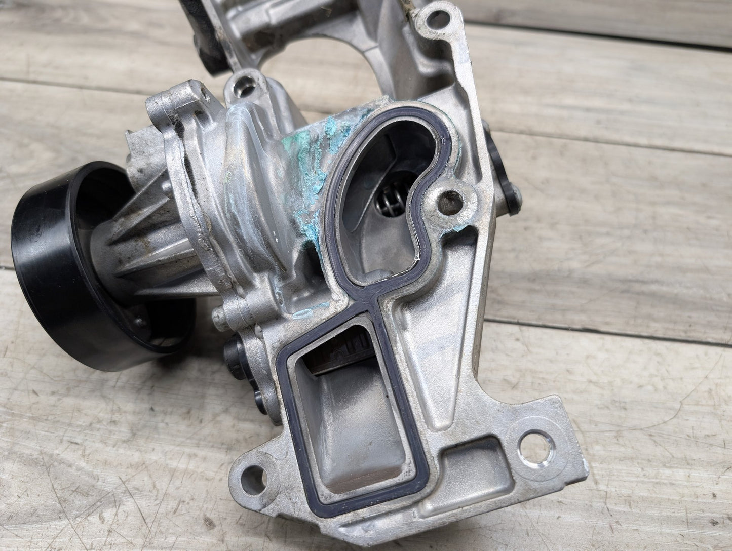 OEM BMW F22 F23 F30 G01 G02 230 330 X3 Engine B46 B48 Coolant Pump With Support