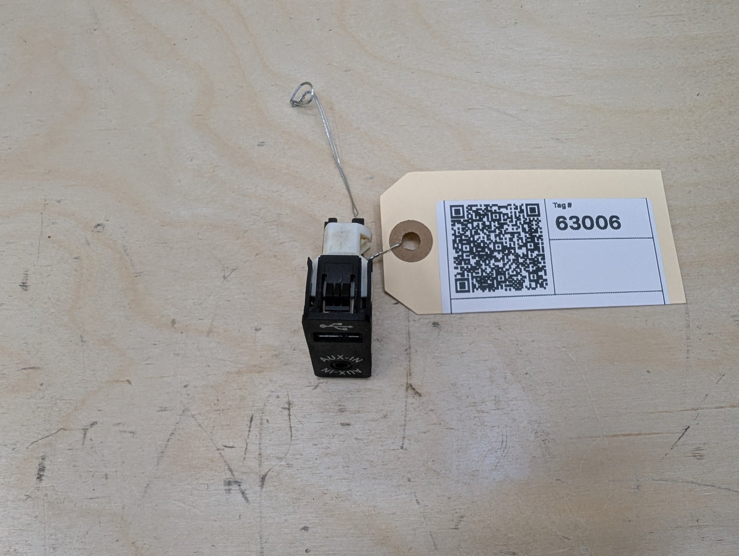 OEM BMW F22 F23 F30 F32 F33 F80 F82 F83 F87 M2 M3 M4 Aux Audio Input USB Black