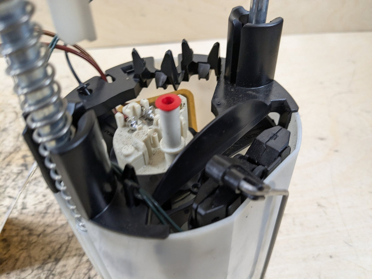 2008-2013 BMW 135i E88 EKP Fuel Pump Module 6765717 OEM