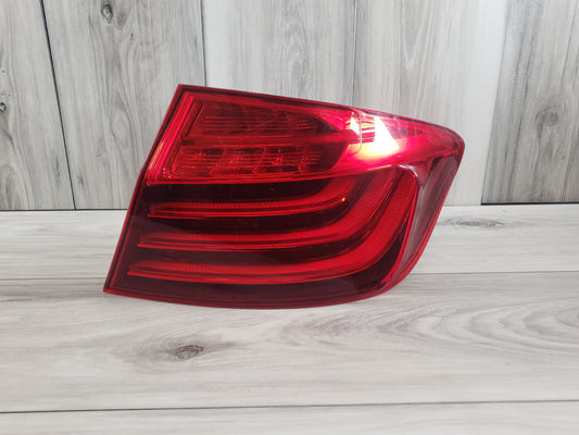 BMW 14-16 F10 535xi PASSENGER RH QUARTER PANEL TAIL LIGHT LCI