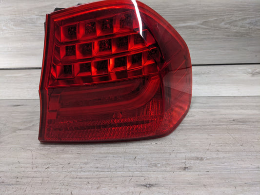 09-11 OEM BMW E90 328 335 LCI Sedan Rear Right Passenger Side Outer Tail Light